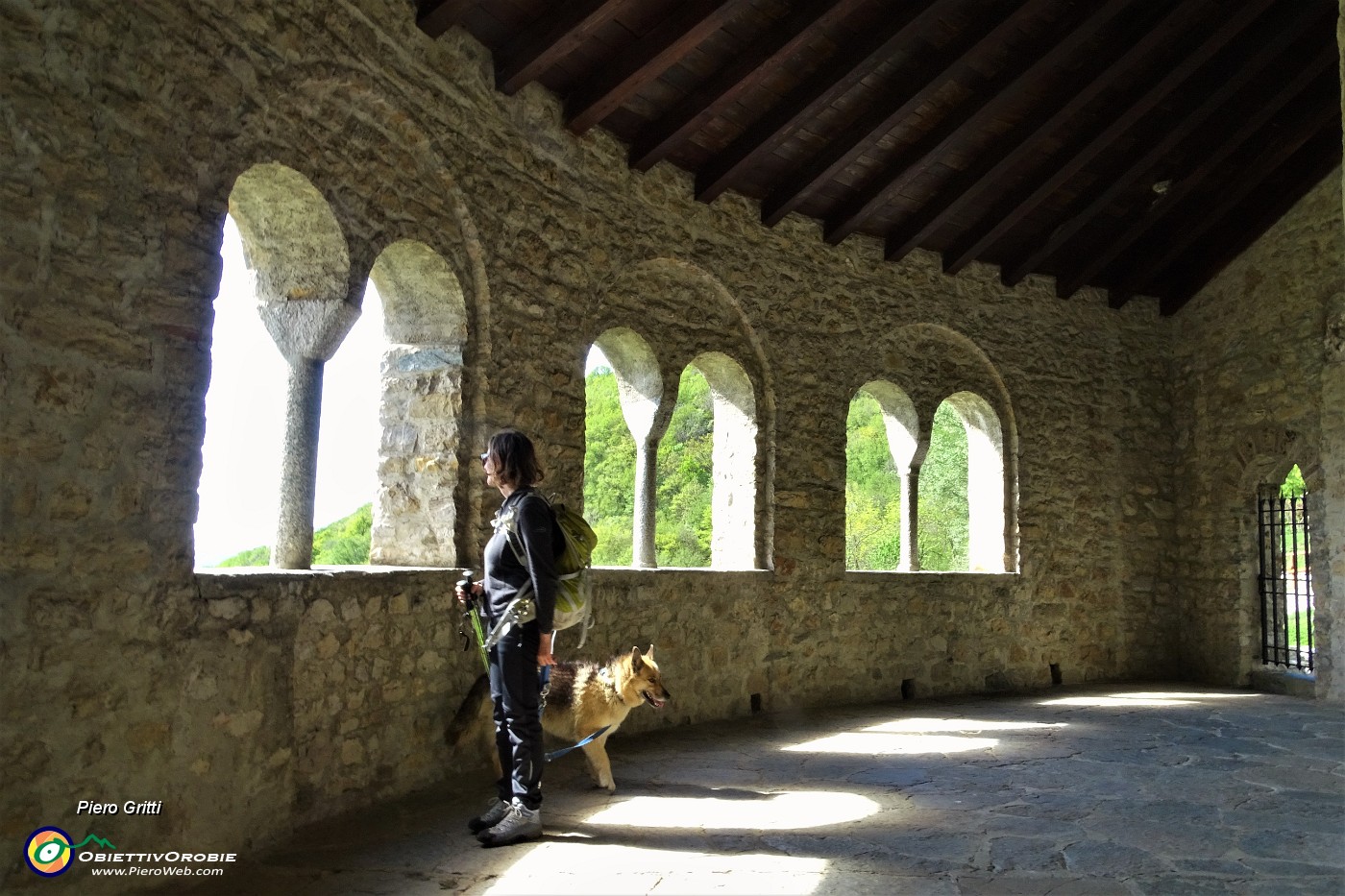 25 Pronao semicircolare d'iingresso alla basilica dell'Abbazia.JPG